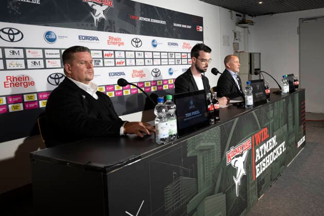 PENNY DEL 1 Cologne Sharks vs. Frankfurt Lions, Cologne, September 20, 2026: Tom Pokel (Löwen Frankfurt), Head Coach Jason Schade; Thomas Berglund (Kölner Haie), Head Coach. PENNY DEL 1: Kölner Haie vs. Löwen Frankfurt on September 20, 2026, at the Lanxess Arena in Cologne, Germany Copyright: xBEAUTIFULxSPORTS AndreasxDickx
