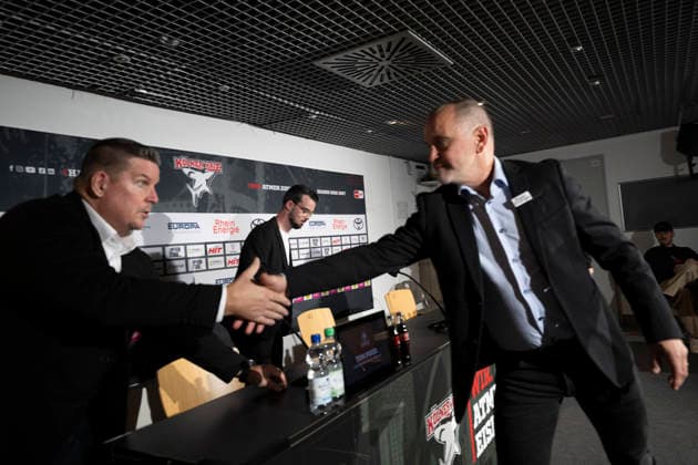 PENNY DEL 1 Kölner Haie vs. Löwen Frankfurt, Cologne, September 20, 2026: Tom Pokel (Löwen Frankfurt), Head Coach; Jason Schade and Thomas Berglund (Kölner Haie), Head Coach; PENNY DEL 1: Kölner Haie vs. Löwen Frankfurt on September 20, 2026, at the Lanxess Arena in Cologne, Germany Copyright: xBEAUTIFULxSPORTS AndreasxDickx