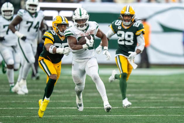 Sep 20, 2026; East Rutherford, NJ, USA; New York Jets running back Breece Hall (20) runs with the ballas Green Bay Packers cornerback Keisean Nixon (25) gives chase during an NFL, American Football Herren, USA game at MetLife Stadium. Mandatory Credit: -Cal Media East Rutherford USA - ZUMAc04_ 20260920_zma_c04_099 Copyright: xChrisxSzagolax