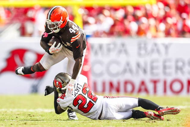 September 20, 2026, Tampa, Florida, USA: Cleveland Browns tight end HAROLD FANNIN JR. (44) attempts to escape Tampa Bay Buccaneers cornerback KEIONTE SCOTT (22) at an NFL, American Football Herren, USA football game between the Cleveland Browns and the Tampa Bay Buccaneers at Raymond James Stadium on September 20, 2026 in Tampa, Florida. Tampa USA - ZUMAs335 20260920_znp_s335_014 Copyright: xMatthewxSmithx