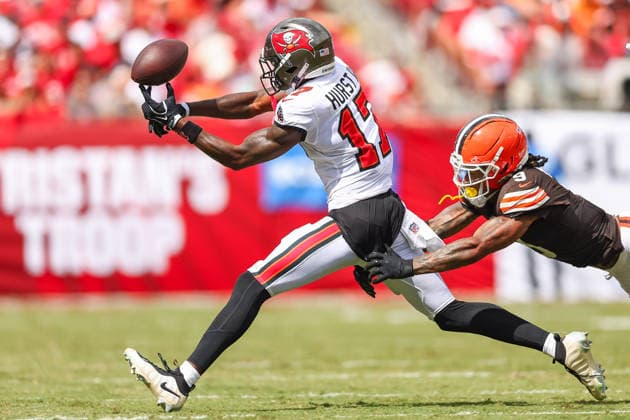 September 20, 2026, Tampa, Florida, USA: Tampa Bay Buccaneers wide receiver TED HURST III (17) attempts to catch a pass at an NFL, American Football Herren, USA football game between the Cleveland Browns and the Tampa Bay Buccaneers at Raymond James Stadium on September 20, 2026 in Tampa, Florida. Tampa USA - ZUMAs335 20260920_znp_s335_012 Copyright: xMatthewxSmithx
