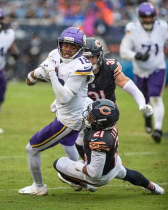 September 20, 2026: Chicago Bears Cam Lewis (21) tackles Minnesota Vikings Justin Jefferson (18) during the NFL, American Football Herren, USA game in Chicago, IL. CSM NFL 2026: Vikings Vs Bears SEP 20  - ZUMAc04_ 20260920_zma_c04_116 Copyright: xMikexWulfx
