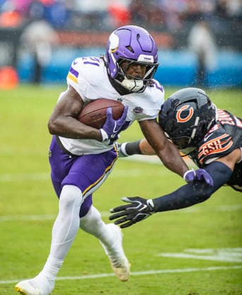 September 20, 2026: Chicago Bears T.J. Edwards (53) tackles Minnesota Vikings Demond Claiborne (21) during the NFL, American Football Herren, USA game in Chicago, IL. CSM NFL 2026: Vikings Vs Bears SEP 20  - ZUMAc04_ 20260920_zma_c04_117 Copyright: xMikexWulfx