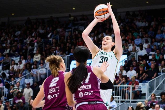 September 20, 2026, Toronto, On, Canada: New York Liberty s Breanna Stewart (30) shoots over Toronto Tempo s Laura Juskaite (2), left, and Isabelle Harrison (21) during first half WNBA, Basketball Damen, USA basketball action in Toronto, on Sunday, Sept. 20, 2026. Canada News - September 20, 2026  - ZUMAc35_ 20260920_zaf_c35_144 Copyright: xSammyxKoganx