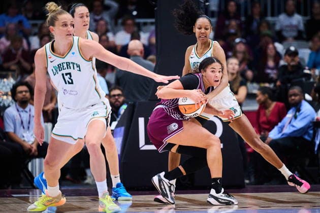 September 20, 2026, Toronto, On, Canada: Toronto Tempo s Kiki Rice (1) looks for a pass as New York Liberty s Rebekah Gardner (7), right, defends during first half WNBA, Basketball Damen, USA basketball action in Toronto, on Sunday, Sept. 20, 2026. Canada News - September 20, 2026  - ZUMAc35_ 20260920_zaf_c35_145 Copyright: xSammyxKoganx