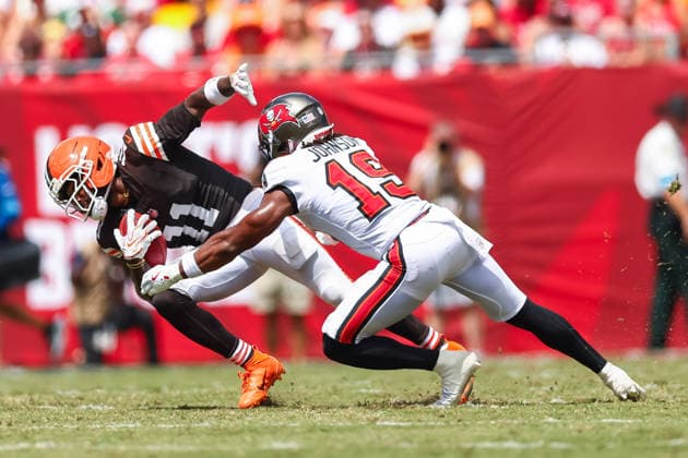 September 20, 2026, Tampa, Florida, USA: Tampa Bay Buccaneers wide receiver KAMERON JOHNSON (19) attempts to tackle Cleveland Browns offensive tackle TYTUS HOWARD (71) at an NFL, American Football Herren, USA football game between the Cleveland Browns and the Tampa Bay Buccaneers at Raymond James Stadium on September 20, 2026 in Tampa, Florida. NFL 2026: Cleveland Browns V. Tampa Bay Buccaneers  - ZUMAs335 20260920_znp_s335_020 Copyright: xMatthewxSmithx