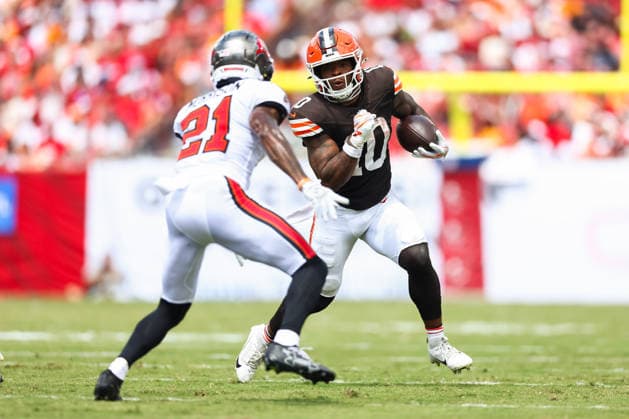 September 20, 2026, Tampa, Florida, USA: Cleveland Browns running back QUINSHON JUDKINS (10) attempts to run from Tampa Bay Buccaneers cornerback BENJAMIN MORRISON (21) at an NFL, American Football Herren, USA football game between the Cleveland Browns and the Tampa Bay Buccaneers at Raymond James Stadium on September 20, 2026 in Tampa, Florida. NFL 2026: Cleveland Browns V. Tampa Bay Buccaneers  - ZUMAs335 20260920_znp_s335_022 Copyright: xMatthewxSmithx