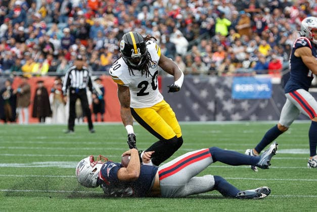 Sep 20, 2026; Foxborough, MA, USA; New England Patriots quarterback Drake Maye (10) scrambles as Pittsburgh Steelers defensive back Rayshawn Jenkins (20) pursues during the NFL, American Football Herren, USA game between Pittsburgh Steelers and New England Patriots at Gillette Stadium. Mandatory Credit: M. Anthony Nesmith-Cal Media Foxborough USA - ZUMAc04_ 20260920_zma_c04_160 Copyright: xMingoxNesmithx