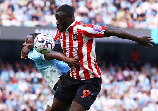 Brian Brobbey of Sunderland and Jeremy Doku of Manchester City Manchester City v Sunderland, Premier League, Football, Etihad Stadium, Manchester, UK - 20 Sep 2026Manchester Etihad Stadium United Kingdom EDITORIAL USE ONLY No use with unauthorised audio, video, data, fixture lists, club league logos or live services. Online in-match use limited to 120 images, no video emulation. No use in betting, games or single club league player publications.  Copyright: xMattxWest Shutterstockx 17160119dq