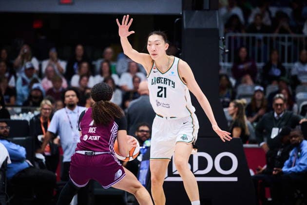 September 20, 2026, Toronto, On, Canada: New York Liberty s Han Xu (21) defends against Toronto Tempo s Kiki Rice (1) during first half WNBA, Basketball Damen, USA basketball action in Toronto, on Sunday, Sept. 20, 2026. Canada News - September 20, 2026  - ZUMAc35_ 20260920_zaf_c35_148 Copyright: xSammyxKoganx