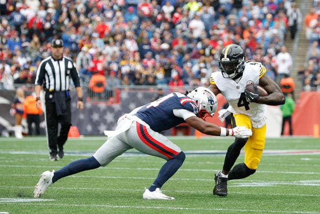 Sep 20, 2026; Foxborough, MA, USA; Pittsburgh Steelers wide receiver Dk Metcalf (4) attempts to avoid a tackle by New England Patriots safety Craig Woodson (4) during the NFL, American Football Herren, USA game between Pittsburgh Steelers and New England Patriots at Gillette Stadium. Mandatory Credit: M. Anthony Nesmith-Cal Media Foxborough USA - ZUMAc04_ 20260920_zma_c04_148 Copyright: xMingoxNesmithx