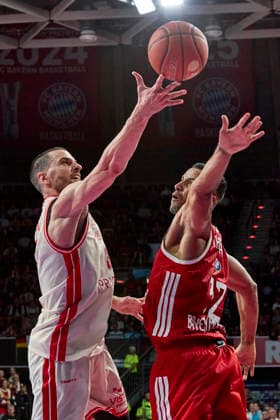 German Basketball Bundesliga (BBL), FC Bayern Munich Basketball vs. BMA365 Bamberg Baskets, Munich FC Bayern Basketball, Bamberg Baskets MBA365, September 20, 2026, in Munich, BMW Park: Daniel Keppeler (BMA365 Bamberg Baskets), Center (C), No. 31 (BAM31); Johannes Thiemann (FC Bayern Basketball), Power Forward (PF), No. 32 (FCBB32), Sportworld Munich, BMW Park, Bayern, Germany
