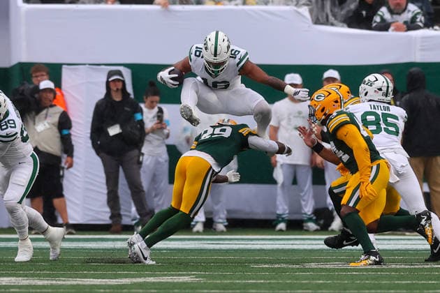 EAST RUTHERFORD, NJ - SEPTEMBER 20: Kenyon Sadiq 16 of the New York Jets hurdles Xavier McKinney 29 of the Green Bay Packers during the first quarter of the game on September 20, 2026 at MetLife Stadium in East Rutherford, New Jersey. (Photo by Rich Graessle Icon Sportswire) NFL, American Football Herren, USA SEP 20 Packers at Jets EDITORIAL USE ONLY Icon26202632122