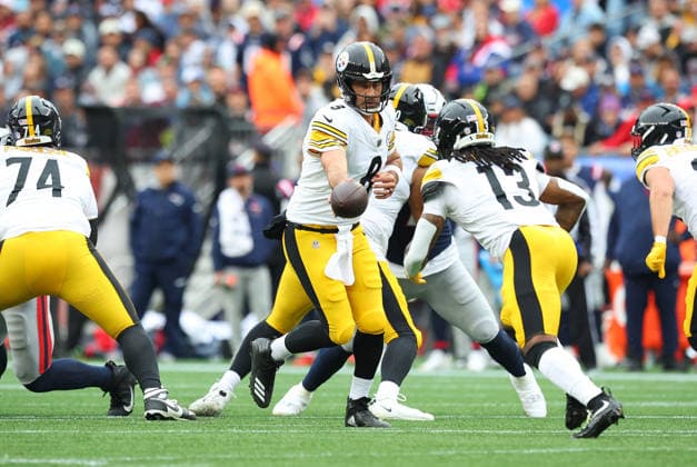 Sep 20, 2026; Foxborough, MA, USA; Pittsburgh Steelers quarterback Aaron Rodgers (8) hands off to Pittsburgh Steelers running back Rico Dowdle (13) during the NFL, American Football Herren, USA game between Pittsburgh Steelers and New England Patriots at Gillette Stadium. Mandatory Credit: M. Anthony Nesmith-Cal Media NFL 2026: Steelers Vs Patriots SEP 20  - ZUMAc04_ 20260920_zma_c04_141 Copyright: xMingoxNesmithx