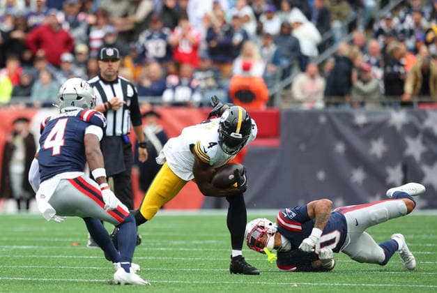 Sep 20, 2026; Foxborough, MA, USA; New England Patriots safety Craig Woodson (4) avoids a tackle by New England Patriots cornerback Christian Gonzalez (0) during the NFL, American Football Herren, USA game between Pittsburgh Steelers and New England Patriots at Gillette Stadium. Mandatory Credit: M. Anthony Nesmith-Cal Media NFL 2026: Steelers Vs Patriots SEP 20  - ZUMAc04_ 20260920_zma_c04_150 Copyright: xMingoxNesmithx