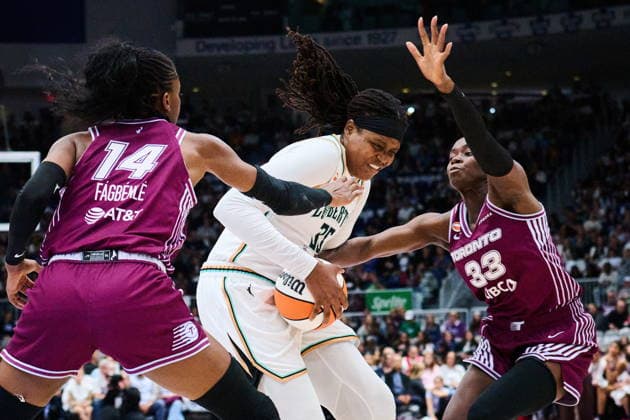 September 20, 2026, Toronto, On, Canada: New York Liberty s Jonquel Jones (35) drives to the net through Toronto Tempo s Temi Fagbenle (14), left, and Ornella Bankole (33) during first half WNBA, Basketball Damen, USA basketball action in Toronto, on Sunday, Sept. 20, 2026. Canada News - September 20, 2026  - ZUMAc35_ 20260920_zaf_c35_149 Copyright: xSammyxKoganx