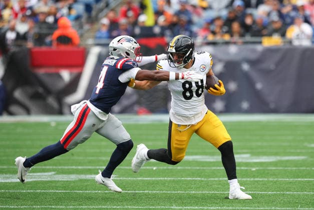 Sep 20, 2026; Foxborough, MA, USA; Pittsburgh Steelers tight end Pat Freiermuth (88) runs after a catch and pursued by New England Patriots safety Craig Woodson (4) during the NFL, American Football Herren, USA game between Pittsburgh Steelers and New England Patriots at Gillette Stadium. Mandatory Credit: M. Anthony Nesmith-Cal Media NFL 2026: Steelers Vs Patriots SEP 20  - ZUMAc04_ 20260920_zma_c04_152 Copyright: xMingoxNesmithx
