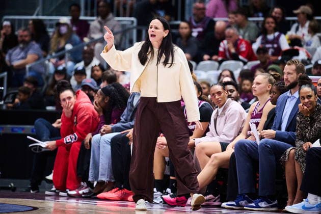 September 20, 2026, Toronto, On, Canada: Toronto Tempo head coach Sandy Brondello gives instructions to her team during first half WNBA, Basketball Damen, USA basketball action in Toronto, on Sunday, Sept. 20, 2026. Canada News - September 20, 2026  - ZUMAc35_ 20260920_zaf_c35_151 Copyright: xSammyxKoganx