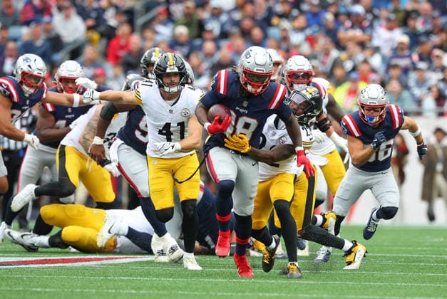 Sep 20, 2026; Foxborough, MA, USA; New England Patriots running back Rhamondre Stevenson (38) runs with the ball during the NFL, American Football Herren, USA game between Pittsburgh Steelers and New England Patriots at Gillette Stadium. Mandatory Credit: M. Anthony Nesmith-Cal Media Foxborough USA - ZUMAc04_ 20260920_zma_c04_176 Copyright: xMingoxNesmithx