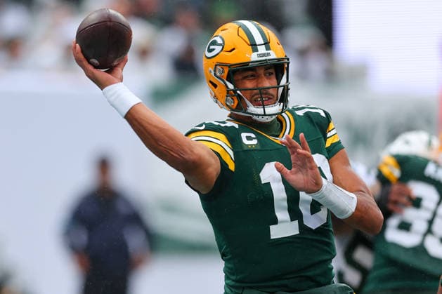 EAST RUTHERFORD, NJ - SEPTEMBER 20: Jordan Love 10 of the Green Bay Packers passes during the first quarter of the game against the New York Jets on September 20, 2026 at MetLife Stadium in East Rutherford, New Jersey. (Photo by Rich Graessle Icon Sportswire) NFL, American Football Herren, USA SEP 20 Packers at Jets EDITORIAL USE ONLY Icon26202632126