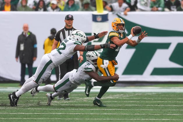 EAST RUTHERFORD, NJ - SEPTEMBER 20: Jordan Love 10 of the Green Bay Packers tosses the ball during the second quarter of the game against the New York Jets on September 20, 2026 at MetLife Stadium in East Rutherford, New Jersey. (Photo by Rich Graessle Icon Sportswire) NFL, American Football Herren, USA SEP 20 Packers at Jets EDITORIAL USE ONLY Icon26202632127