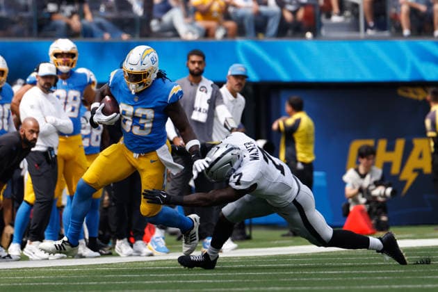 INGLEWOOD, CA - SEPTEMBER 20: Los Angeles Chargers tight end David Njoku (83) makes a catch during the NFL, American Football Herren, USA game between the Las Vegas Raiders and the Los Angeles Chargers on September 20, 2026, at SoFi Stadium in Inglewood, CA. (Photo by Jevone Moore Icon Sportswire) NFL: SEP 20 Raiders at Chargers EDITORIAL USE ONLY Icon260920853