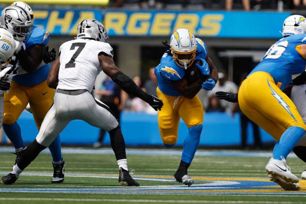 INGLEWOOD, CA - SEPTEMBER 20: Los Angeles Chargers running back Omarion Hampton (8) rushes the ball during the NFL, American Football Herren, USA game between the Las Vegas Raiders and the Los Angeles Chargers on September 20, 2026, at SoFi Stadium in Inglewood, CA. (Photo by Jevone Moore Icon Sportswire) NFL: SEP 20 Raiders at Chargers EDITORIAL USE ONLY Icon260920854