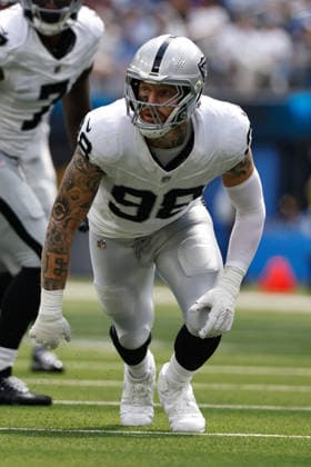 INGLEWOOD, CA - SEPTEMBER 20: Las Vegas Raiders defensive end Maxx Crosby (98) rushing the passer during the NFL, American Football Herren, USA game between the Las Vegas Raiders and the Los Angeles Chargers on September 20, 2026, at SoFi Stadium in Inglewood, CA. (Photo by Jevone Moore Icon Sportswire) NFL: SEP 20 Raiders at Chargers EDITORIAL USE ONLY Icon260920862