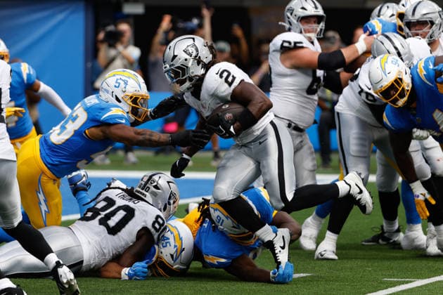INGLEWOOD, CA - SEPTEMBER 20: Las Vegas Raiders running back Ashton Jeanty (2) rushes the ball during the NFL, American Football Herren, USA game between the Las Vegas Raiders and the Los Angeles Chargers on September 20, 2026, at SoFi Stadium in Inglewood, CA. (Photo by Jevone Moore Icon Sportswire) NFL: SEP 20 Raiders at Chargers EDITORIAL USE ONLY Icon260920865
