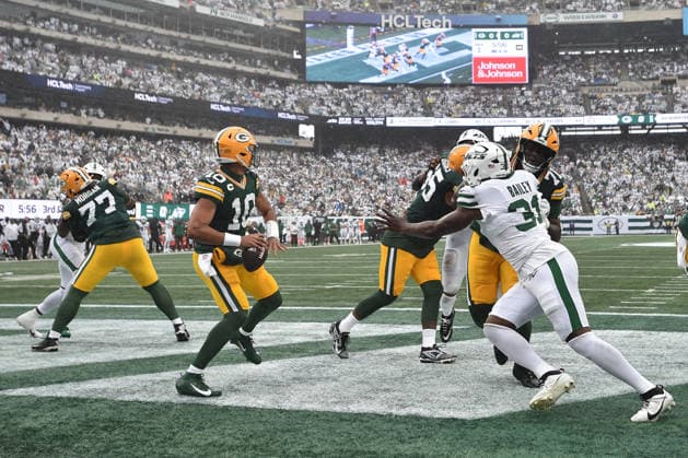September 20, 2026, East Rutherford, New Jersey, United States of America: East Rutherford, United States of America. 20 Sep, 2026. Green Bay Packers Quarterback JORDAN LOVE (10) passes from deep in the end zone while under pressure from New York Jets Edge Rusher DAVID BAILEY (31) at MetLife Stadium. Green Bay Packers defeated New York Jets 20 to 17. Credit: , Jr. Alamy Live News East Rutherford United States of America - ZUMAa301 20260920_aaf_a301_035 Copyright: xBrooksxVonxArxx