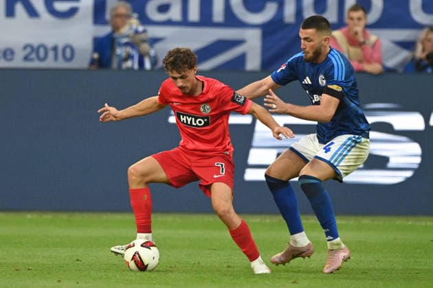 Maurice KRATTENMACHER (Elversberg) vs. Hasan KURUCAY (GE) Action, Tackle, FC Schalke 04 vs. SV 07 Elversberg 0–0 Soccer 1 Bundesliga, Matchday 3, matchday3, Spieltag3, on September 20, 2026, at the Veltins Arena in Gelsenkirchen, Germany. DFL regulations prohibit any use of photographs as image sequences and or quasi-video. Â