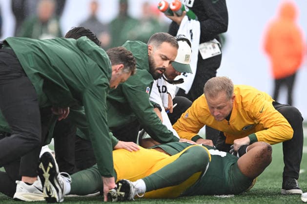 September 20, 2026, East Rutherford, New Jersey, United States of America: East Rutherford, United States of America. 20 Sep, 2026. Green Bay Packers Offensive Line ZACH BAKO-BEWELE (50) receives medical attentio at MetLife Stadium. Green Bay Packers defeated New York Jets 20 to 17. Credit: , Jr. Alamy Live News Sports News - September 20, 2026  - ZUMAa301 20260920_aaf_a301_037 Copyright: xBrooksxVonxArxx