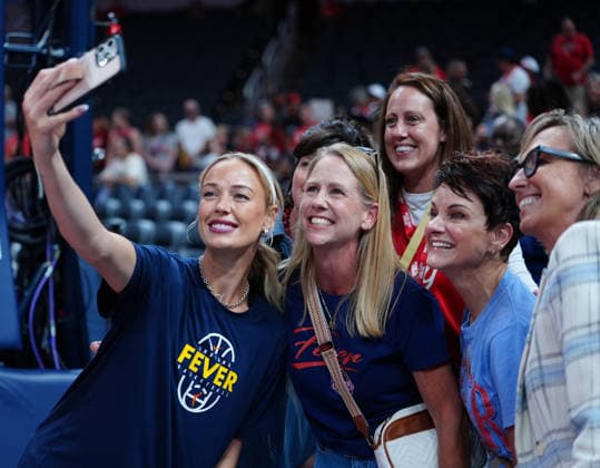 INDIANAPOLIS, IN - SEPTEMBER 20: Indiana Fever guard Sophie Cunningham (8) takes a selfie with fans before the game against the Washington Mystics on September 20, 2026, at Gainbridge Fieldhouse in Indianapolis, Indiana. (Photo by Brian Spurlock Icon Sportswire) WNBA, Basketball Damen, USA SEP 20 Washington Mystics at Indiana Fever EDITORIAL USE ONLY Icon26092029
