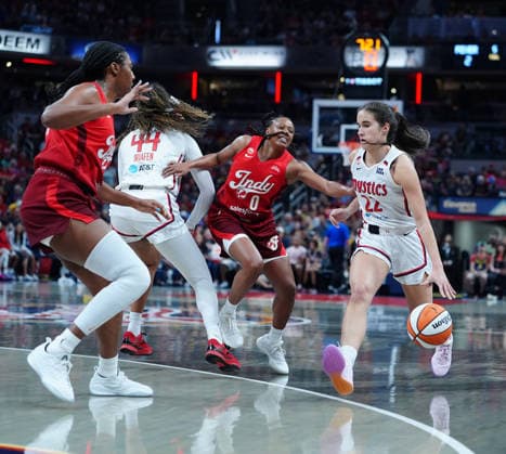 INDIANAPOLIS, IN - SEPTEMBER 20: Washington Mystics guard Sonia Citron (22) drives to the basket against Indiana Fever guard Kelsey Mitchell (0) on September 20, 2026, at Gainbridge Fieldhouse in Indianapolis, Indiana. (Photo by Brian Spurlock Icon Sportswire) WNBA, Basketball Damen, USA SEP 20 Washington Mystics at Indiana Fever EDITORIAL USE ONLY Icon26092031