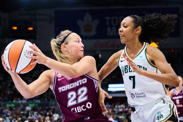 September 20, 2026, Toronto, On, Canada: Toronto Tempo s Julie Allemand (22) looks for an opening as New York Liberty s Rebekah Gardner (7) defends during second half WNBA, Basketball Damen, USA basketball action in Toronto, on Sunday, Sept. 20, 2026. Canada News - September 20, 2026  - ZUMAc35_ 20260920_zaf_c35_194 Copyright: xSammyxKoganx