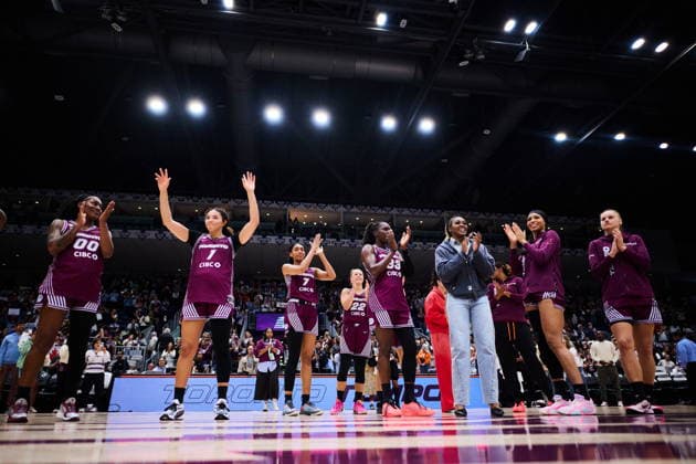 September 20, 2026, Toronto, On, Canada: Toronto Tempo players applaud to fans at the end of the team s final first season home game of WNBA, Basketball Damen, USA basketball against the New York Liberty in Toronto, on Sunday, Sept. 20, 2026. Canada News - September 20, 2026  - ZUMAc35_ 20260920_zaf_c35_206 Copyright: xSammyxKoganx