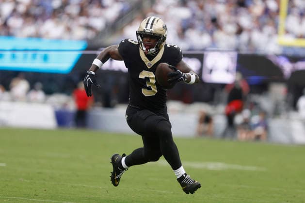 New Orleans Saints running back Travis Etienne (3) runs the football during an NFL, American Football Herren, USA game against the Baltimore Ravens. Sep 20, 2026; Baltimore, MD, USA; at M&T Bank Stadium. New Orleans won 24-17. Mandatory Credit: -Cal Media NFL 2026: Saints Vs Ravens SEP 20  - ZUMAc04_ 20260920_zma_c04_215 Copyright: xMikexBuscherx