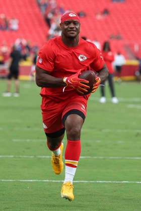 KANSAS CITY, MO - SEPTEMBER 20: Kenneth Walker III 9 of the Kansas City Chiefs runs with the ball before an NFL, American Football Herren, USA game between the Indianapolis Colts and Kansas City Chiefs on Sep 20, 2026 at Arrowhead Stadium in Kansas City, MO. (Photo by Scott Winters Icon Sportswire) NFL: SEP 20 Colts at Chiefs EDITORIAL USE ONLY Icon2609200248