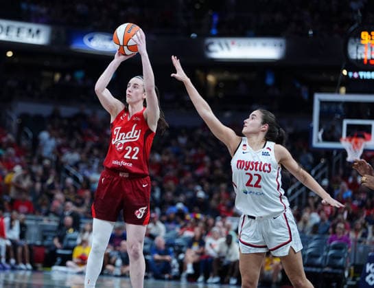 INDIANAPOLIS, IN - SEPTEMBER 20: Indiana Fever guard Caitlin Clark (22) takes a shot against Washington Mystics guard Sonia Citron (22) on September 20, 2026, at Gainbridge Fieldhouse in Indianapolis, Indiana. (Photo by Brian Spurlock Icon Sportswire) WNBA, Basketball Damen, USA SEP 20 Washington Mystics at Indiana Fever EDITORIAL USE ONLY Icon26092037