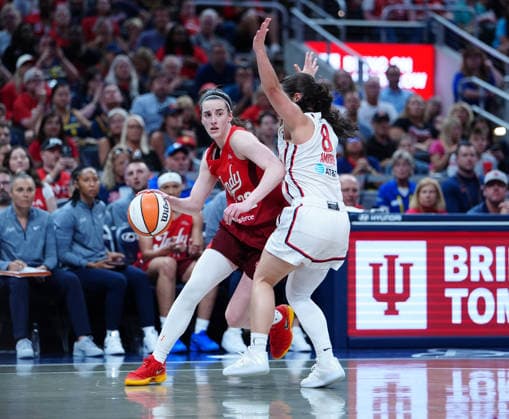 INDIANAPOLIS, IN - SEPTEMBER 20: Indiana Fever guard Caitlin Clark (22) drives to the basket against Washington Mystics guard Georgia Amoore (8) on September 20, 2026, at Gainbridge Fieldhouse in Indianapolis, Indiana. (Photo by Brian Spurlock Icon Sportswire) WNBA, Basketball Damen, USA SEP 20 Washington Mystics at Indiana Fever EDITORIAL USE ONLY Icon26092042