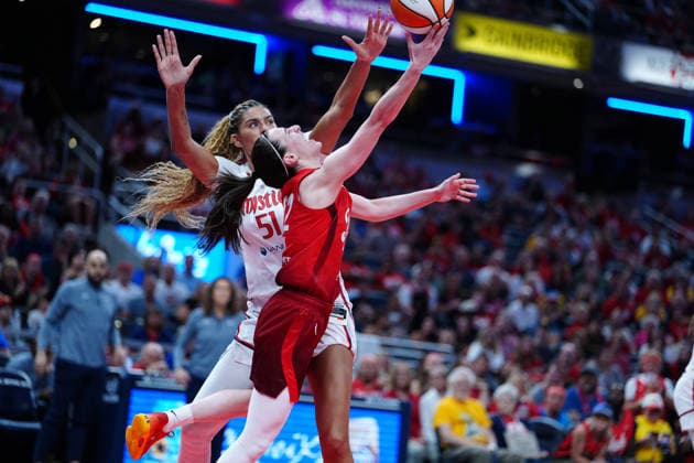 INDIANAPOLIS, IN - SEPTEMBER 20: Indiana Fever guard Caitlin Clark (22) takes a shot against Washington Mystics center Lauren Betts (51) on September 20, 2026, at Gainbridge Fieldhouse in Indianapolis, Indiana. (Photo by Brian Spurlock Icon Sportswire) WNBA, Basketball Damen, USA SEP 20 Washington Mystics at Indiana Fever EDITORIAL USE ONLY Icon26092046