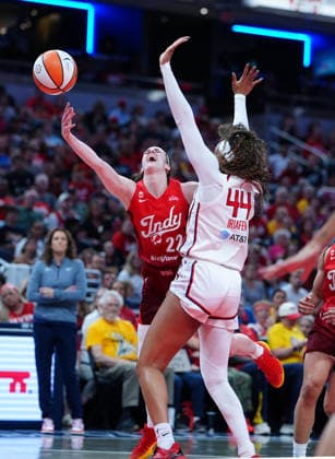 INDIANAPOLIS, IN - SEPTEMBER 20: Indiana Fever guard Caitlin Clark (22) takes a shot against Washington Mystics forward Kiki Iriafen (44) on September 20, 2026, at Gainbridge Fieldhouse in Indianapolis, Indiana. (Photo by Brian Spurlock Icon Sportswire) WNBA, Basketball Damen, USA SEP 20 Washington Mystics at Indiana Fever EDITORIAL USE ONLY Icon26092047