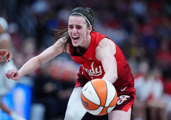 INDIANAPOLIS, IN - SEPTEMBER 20: Indiana Fever guard Caitlin Clark (22) drives to the basket against the Washington Mystics on September 20, 2026, at Gainbridge Fieldhouse in Indianapolis, Indiana. (Photo by Brian Spurlock Icon Sportswire) WNBA, Basketball Damen, USA SEP 20 Washington Mystics at Indiana Fever EDITORIAL USE ONLY Icon26092050