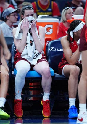 INDIANAPOLIS, IN - SEPTEMBER 20: Indiana Fever guard Caitlin Clark (22) covers her face with a towel in the closing seconds of the game while sitting on the bench as the Indiana Fever lose to the Washington Mystics on September 20, 2026, at Gainbridge Fieldhouse in Indianapolis, Indiana. (Photo by Brian Spurlock Icon Sportswire) WNBA, Basketball Damen, USA SEP 20 Washington Mystics at Indiana Fever EDITORIAL USE ONLY Icon26092052