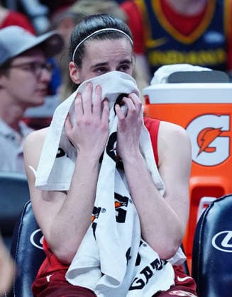 INDIANAPOLIS, IN - SEPTEMBER 20: Indiana Fever guard Caitlin Clark (22) covers her face with a towel in the closing seconds of the game while sitting on the bench as the Indiana Fever lose to the Washington Mystics on September 20, 2026, at Gainbridge Fieldhouse in Indianapolis, Indiana. (Photo by Brian Spurlock Icon Sportswire) WNBA, Basketball Damen, USA SEP 20 Washington Mystics at Indiana Fever EDITORIAL USE ONLY Icon26092053