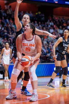 UNCASVILLE, CT - SEPTEMBER 20: Raegan Beers 15 of the Connecticut Sun handles the ball during the WNBA, Basketball Damen, USA game between the Minnesota Lynx and the Connecticut Sun on September 20, 2026 at Mohegan Sun Arena in Uncasville, CT. (Photo by Erica Denhoff Icon Sportswire) WNBA: SEP 20 Minnesota Lynx at Connecticut Sun EDITORIAL USE ONLY Icon26092003