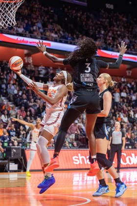 UNCASVILLE, CT - SEPTEMBER 20: Aaliyah Edwards 8 of the Connecticut Sun shoots the ball during the WNBA, Basketball Damen, USA game between the Minnesota Lynx and the Connecticut Sun on September 20, 2026 at Mohegan Sun Arena in Uncasville, CT. (Photo by Erica Denhoff Icon Sportswire) WNBA: SEP 20 Minnesota Lynx at Connecticut Sun EDITORIAL USE ONLY Icon26092006