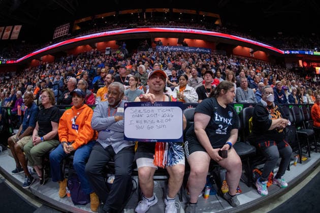 UNCASVILLE, CT - SEPTEMBER 20: A Connecticut Sun fan and season ticket holder poses for a photo with a sign Season Ticket Holder 2019-2026. I will miss all of you. Go Sun during the WNBA, Basketball Damen, USA game between the Minnesota Lynx and the Connecticut Sun on September 20, 2026 at Mohegan Sun Arena in Uncasville, CT. (Photo by Erica Denhoff Icon Sportswire) WNBA: SEP 20 Minnesota Lynx at Connecticut Sun EDITORIAL USE ONLY Icon26092007