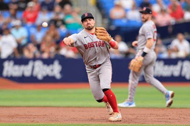 September 20, 2026, St. Petersburg, Florida, USA: Boston Red Sox third baseman Caleb Durbin (5) throws out Tampa Bay Rays center fielder Jonny DeLuca (21) at first base during an MLB, Baseball Herren, USA game on September 20, 2026 at Tropicana Field. The Rays beat the Red Sox 5-1. St. Petersburg USA - ZUMAh180 20260920_zsp_h180_011 Copyright: xKimxHukarix