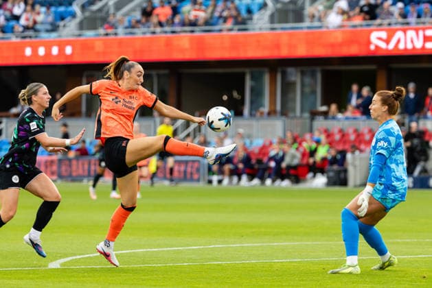 SAN JOSE, CA - SEPTEMBER 20: Keira Barry 27 of Bay FC kicks the ball against Jordyn Bloomer 24 of Racing Louisville FC during a NWSL match on September 20, 2026 at PayPal Park in San Jose, CA. (Photo by Matthew Huang Icon Sportswire) SOCCER: SEP 20 NWSL Bay FC vs Racing Louisville EDITORIAL USE ONLY Icon260920019